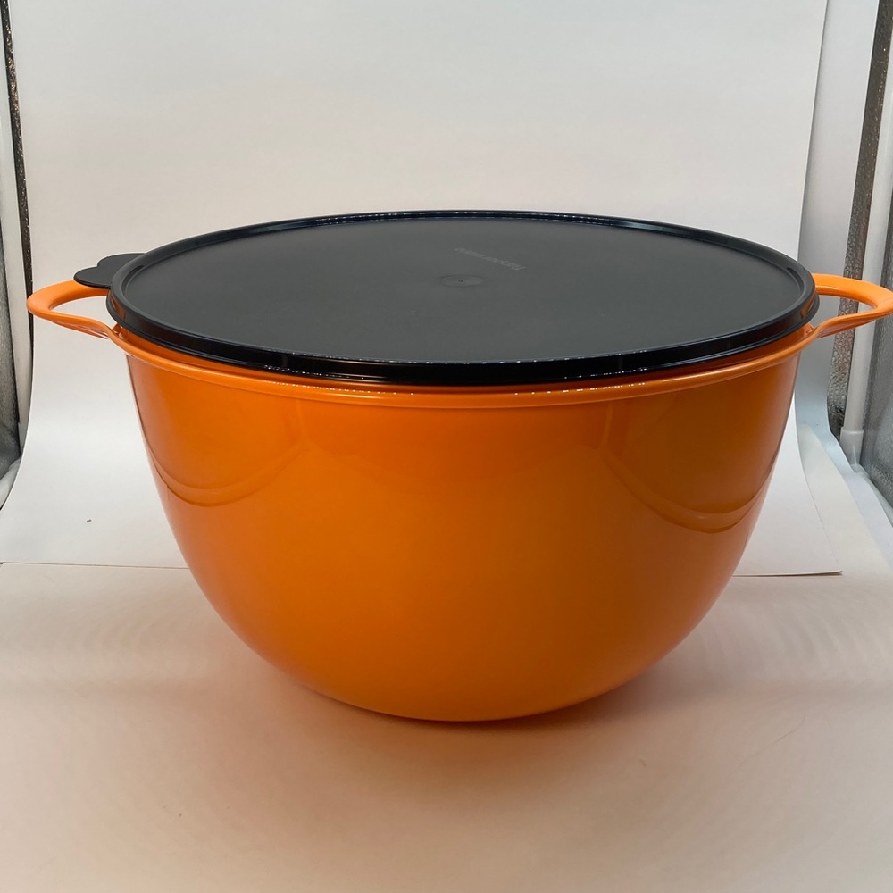 TUPPERWARE Jumbo THATSA Bowl 14 L / 59 CUPS  Orange & Black Lid